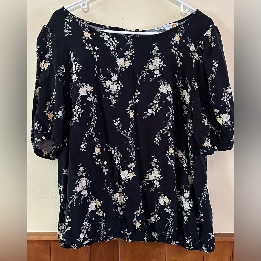C&C CALIFORNIA size LARGE, black, floral print, short sleeved blouse.